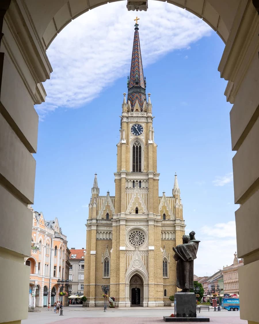 Ulica u Novom Sadu — klasična evropska arhitektura